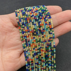 Vista macro de cuentas de cristal facetado de 2mm en colores mezclados para collares DIY