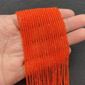 Primer plano de cuentas redondas facetadas de color rojo naranja para joyería DIY