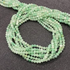 Vue macro de perles en aventurine verte naturelle facettée de 2-4 mm pour bijoux DIY