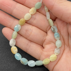 Macro detail van veelkleurige gefacetteerde ovale natuursteen kralen voor sieraden