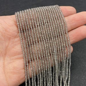 Primer plano de cuentas talladas de piedra natural gris humo 2-3mm para collares DIY