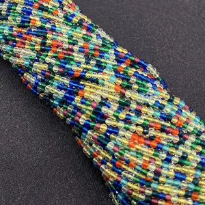 Dettaglio di perle sfaccettate da 2mm in vetro spinello colorato per gioielli fai da te