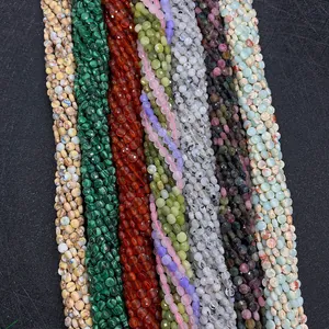 Gros plan de perles colorées de 4 mm en pierre naturelle facettée pour bijoux