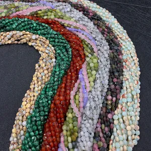 Détail de perles rondelles en pierre naturelle facettées de diverses couleurs pour bijoux