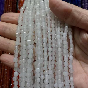 Gros plan de perles en pierre naturelle semi-transparente pour bijoux DIY