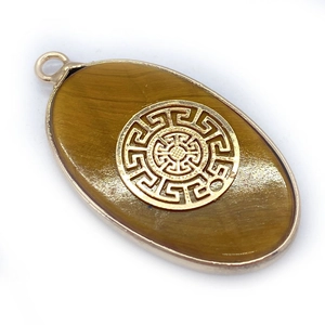 Ovale tijgeroog steen hanger met gouden doolhofpatroon en vintage metalen rand