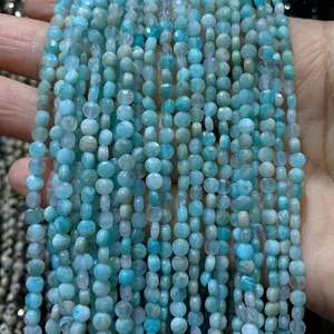 Vue macro de fils de perles en amazonite naturelle facettée et lisse bleu clair