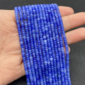 Primer plano de cuentas facetadas de apatita azul de 2-3mm con corte fino y textura suave