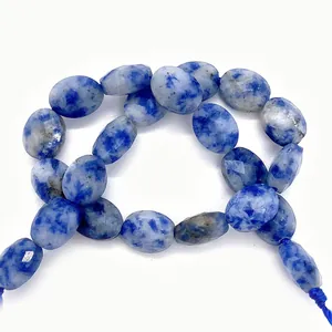 Macro di perle ovali in sodalite blu sfaccettata con venature bianche naturali per gioielli