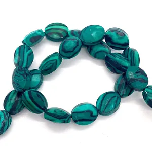 Dettaglio di perline in malachite naturale con trame a strisce per gioielli fai-da-te