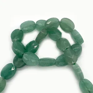 Dettaglio macro di perle ovali sfaccettate in avventurina verde per gioielli DIY