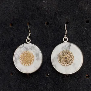 Böhmische Silberohrringe mit weißem Marmorstein und goldenem Lebensbaum-Charm