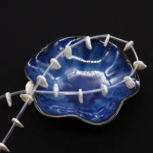 Gros plan de perles en nacre blanche en forme d'éventail avec un lustre naturel