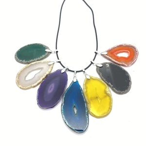 Collier avec sept tranches d'agate naturelle colorée et pendentifs en cristal poli