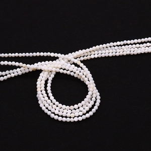 Macro-opname van witte ronde natuurlijke schelpkralen met glanzende afwerking voor DIY