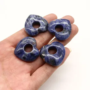 Nahaufnahme der herzförmigen blauen Sodalith Natursteinanhänger für DIY-Schmuck