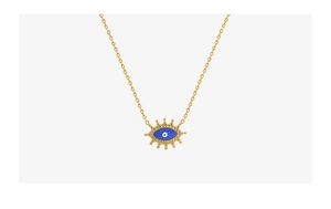 Makroansicht des vergoldeten Evil Eye Anhängers mit blauem Harz und Strahlentextur