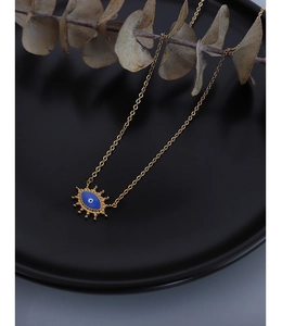 Detail einer goldenen Evil Eye Halskette mit blauem Emaille-Anhänger auf schwarzem Tablett