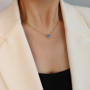 Minimalistische Evil Eye Halskette aus goldfarbenem Titanstahl mit blauem Emaille-Anhänger