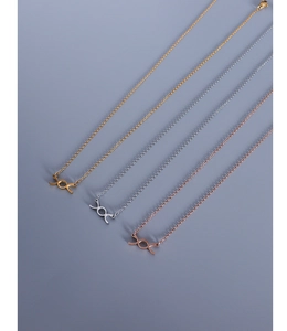 Ciondoli XO minimalisti in oro, argento e oro rosa su catenine sottili in acciaio inossidabile