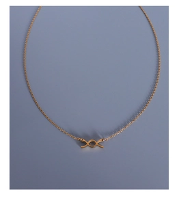 Dettaglio della collana con ciondolo a fiocco placcata in oro 18k su sfondo scuro