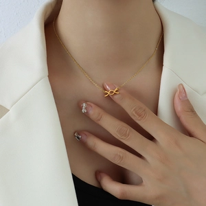 Collana con ciondolo ad arco XO in acciaio inossidabile placcato oro 18k su abito bianco