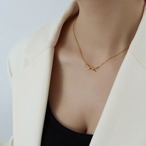 Collana in stile francese in titanio placcato oro 18k con pendente a nodo minimalista