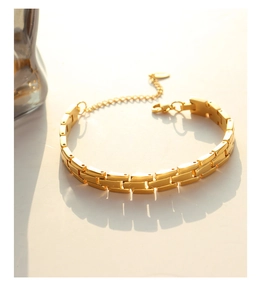Detailansicht eines goldenen Edelstahlarmbands im Uhrenarmband-Stil mit Karabiner