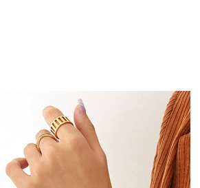 Set van twee gouden minimalistische ringen met hol geometrisch ontwerp en een slanke ringband
