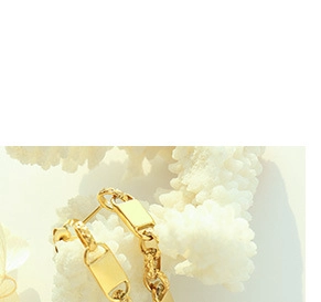 Détail de boucles d'oreilles en maille dorée avec pendentif rectangulaire sur fond texturé