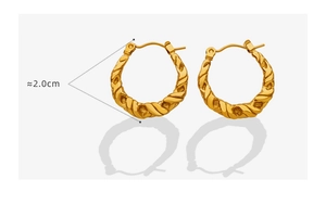 Détail montrant le diamètre de 2,0 cm et la texture torsadée des boucles d'oreilles créoles