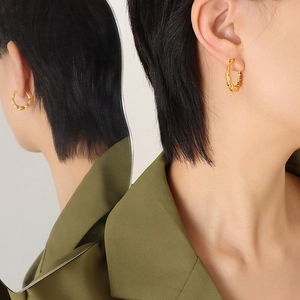 Créoles Torsadées Minimalistes En Acier Titane Plaqué Or 18 Carats Forme En U Géométrique Bijoux Pour Femmes