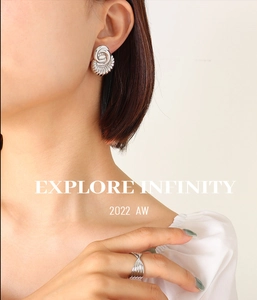 Detail von Ohrringen und Ring-Set mit gedrehter Silberoptik und polierter Metalltextur
