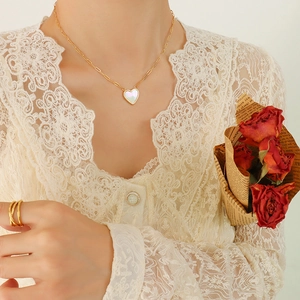 Élégant collier cœur en plaqué or 18 carats avec nacre blanche pour bijoux femme