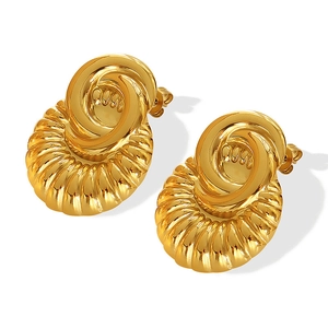 Vintage Ohrringe mit 18K Goldbeschichtung, Spiralknoten und Muschelstruktur aus Titan
