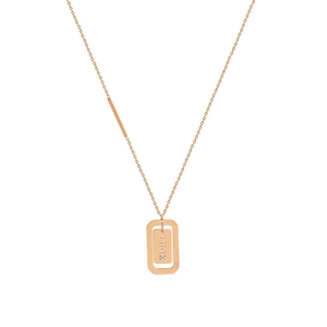 Roségouden roestvrijstalen ketting met LUCK gegraveerde rechthoekige hanger op wit