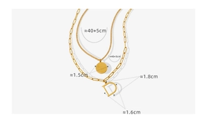 Detalle del collar de doble capa dorado con cadena de eslabones y un colgante de letra D