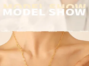 Detalle de collar de cadena de clip bañado en oro de 18 quilates usado por una modelo elegante