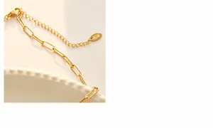Vista detallada de cadena de clips chapada en oro de 18K con etiqueta grabada K18
