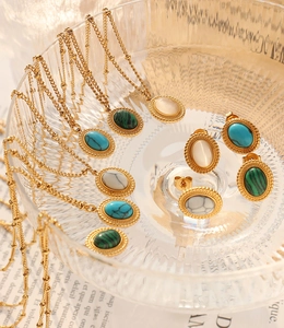 Détails macro du set de bijoux bohèmes dorés avec pierres de turquoise et malachite