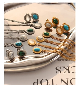 Détail d'un ensemble de bijoux vintage bohème serti de turquoise et d'œil-de-chat
