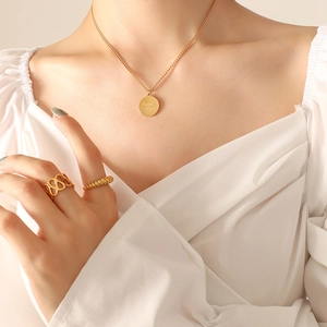 Collar de doble capa chapado en oro de 18K con colgante de moneda y grabado Good Luck
