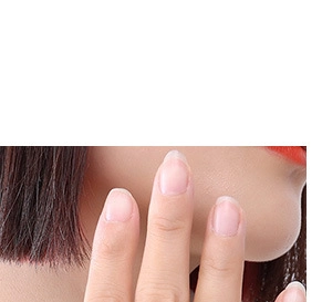Detailansicht der Textur des Schmucksets vor natürlichen Hauttönen und Nailart-Design