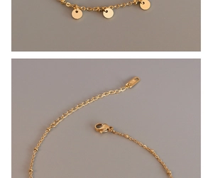 Détail de chevillère en or 18k avec disques polis et poinçon K18 sur le fermoir
