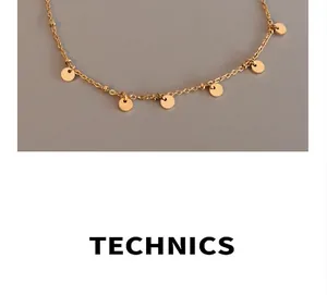 Détail de la chevillère en acier doré 18k avec breloques rondes polies et maille forçat