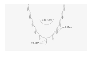 Detalle del collar plateado con colgantes de hojas e información sobre el tamaño