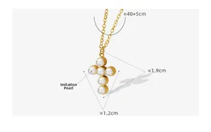 Détails du pendentif croix en perles, dimensions 1,9x1,2cm et chaîne de 40+5cm