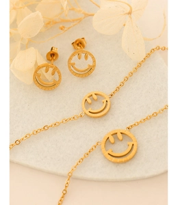 Detail von vergoldetem hohlem Smiley-Anhänger-Halsketten- und Ohrring-Schmuckset
