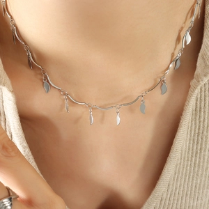 Collar Minimalista de Acero de Titanio con Colgante de Hoja para Mujer Cadena Irregular Tono Plateado Joyería de Moda Regalo