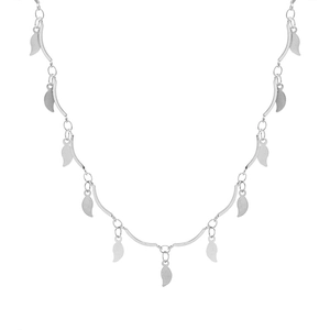 Collar minimalista de plata con delicados colgantes de hojas irregulares en flecos
